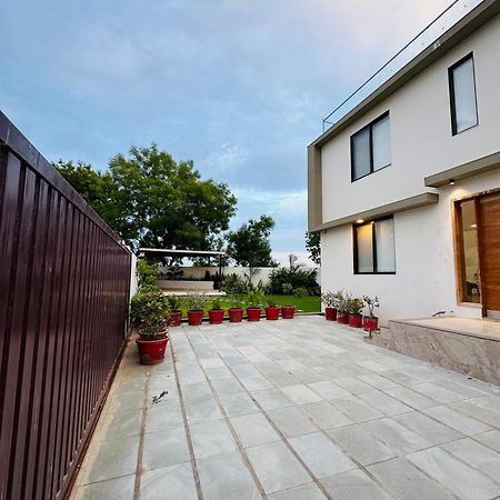 Karmabhumi 1 Villa Satej ภายนอก รูปภาพ