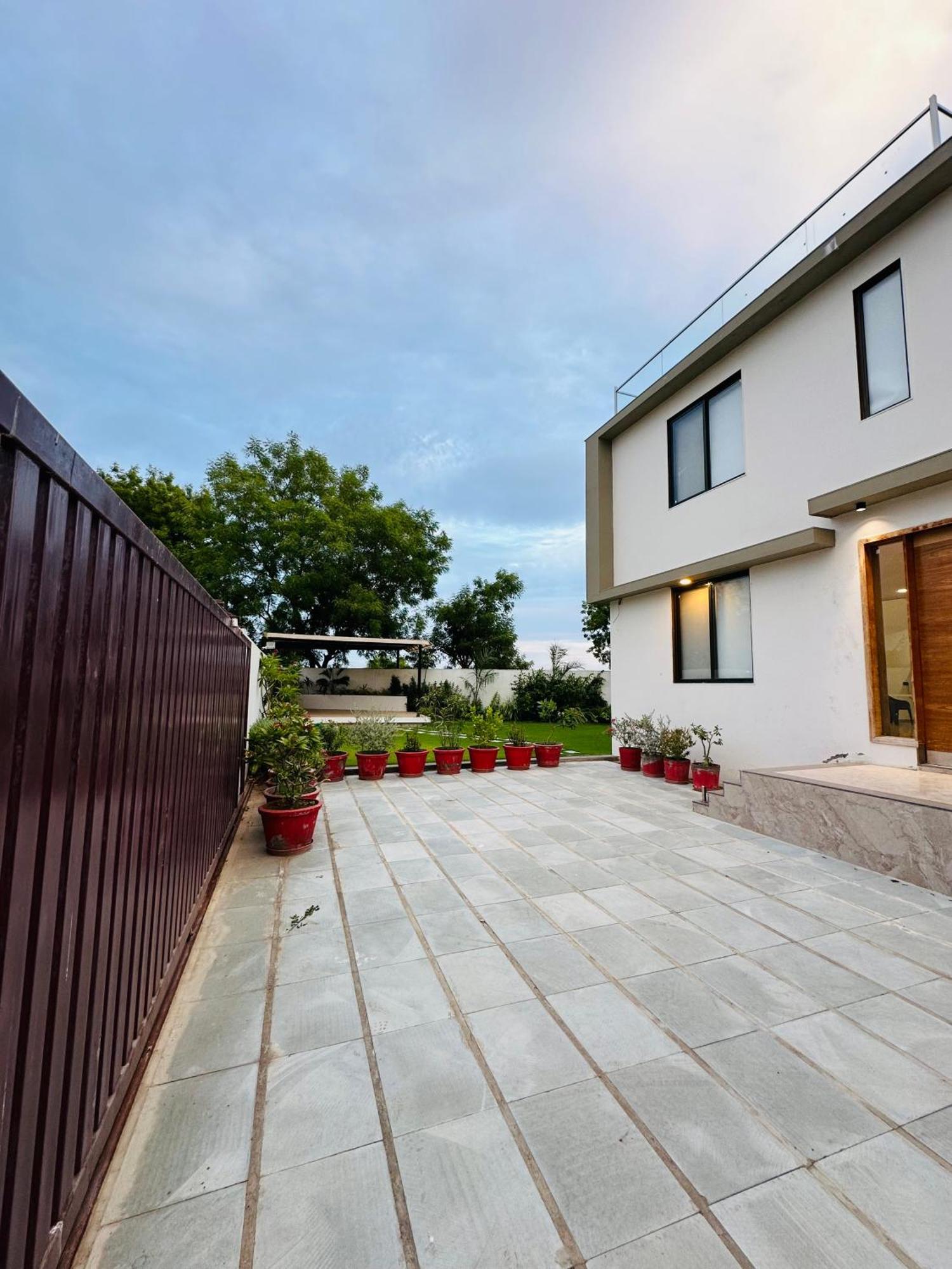 Karmabhumi 1 Villa Satej ภายนอก รูปภาพ